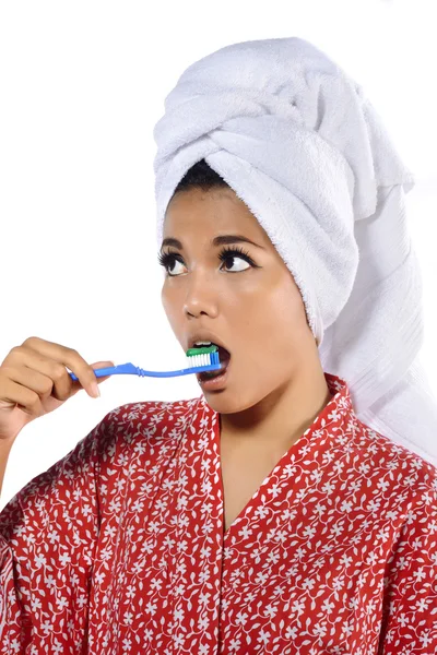 Kvinnan borstar tänderna — Stockfoto