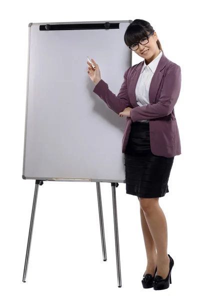 Jeune femme d'affaires attrayante debout avec un tableau à feuilles mobiles — Photo