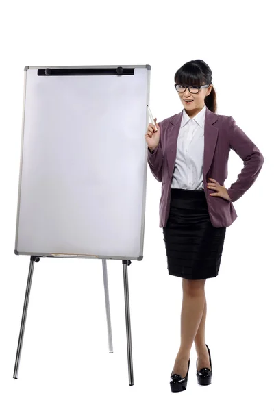 Giovane donna d'affari attraente in piedi con una lavagna a fogli mobili — Foto Stock