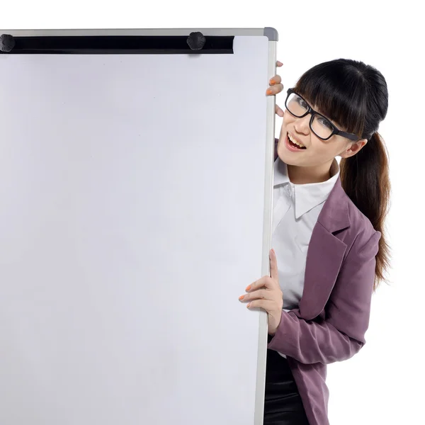 Wanita bisnis muda yang menarik berdiri dengan sebuah flipchart — Stok Foto