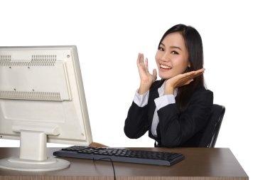 bilgisayar kullanan mutlu kadın gülümsüyor