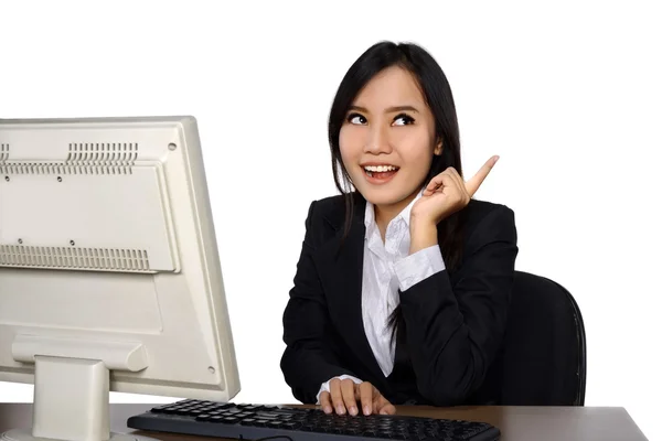 Sorrindo mulher feliz usando o computador — Fotografia de Stock