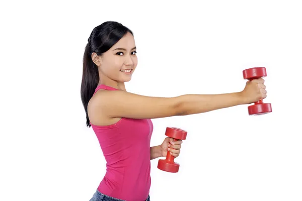 Jeune femme excercise avec haltères — Photo