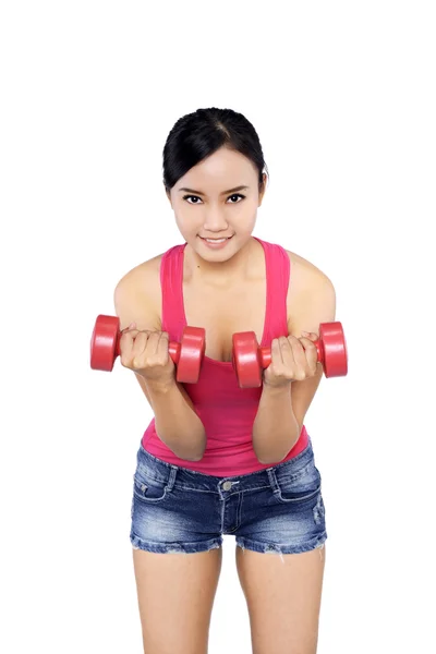 Jovem mulher excercising com halteres — Fotografia de Stock