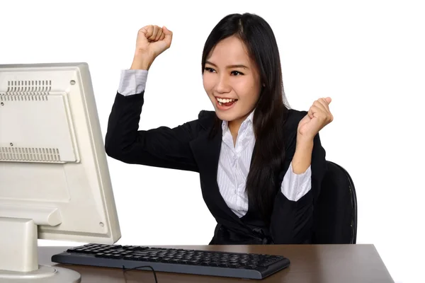 Χαμογελώντας ευτυχισμένη γυναίκα με τη χρήση υπολογιστή — Φωτογραφία Αρχείου