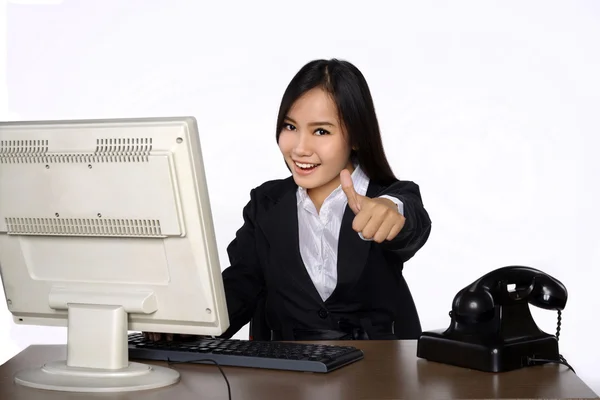 Mulher de negócios bem sucedida com computador — Fotografia de Stock