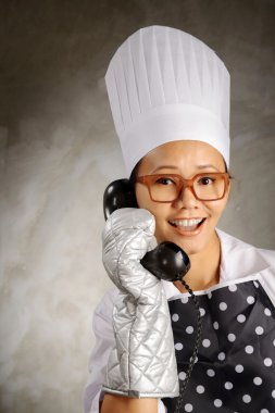 Şef telefon ederken