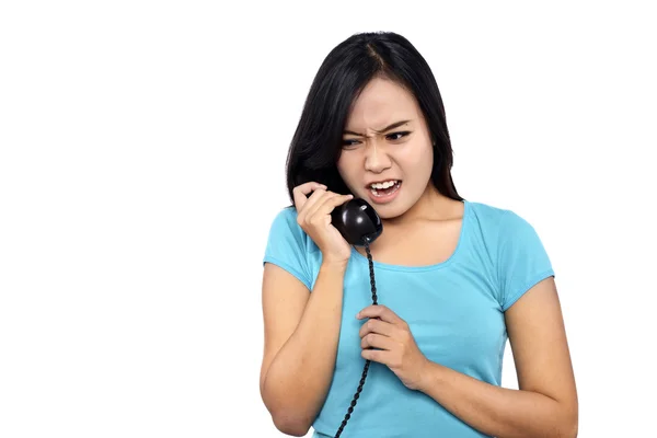 Ragazza in camicia blu sguardo arrabbiato parlando al telefono — Foto Stock