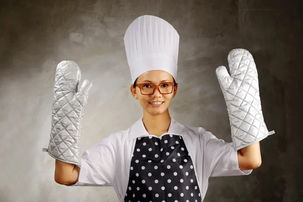 Kadın giyiyor pişirme eldiven — Stok fotoğraf