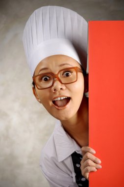 mutlu kadın aşçı ya da kırmızı kartı tutan baker