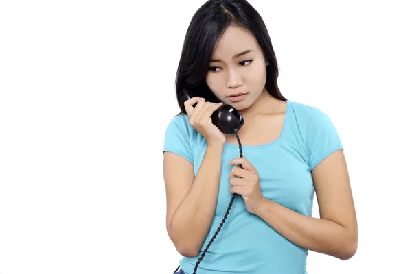 Женщина выглядит грустной разговаривая по телефону — стоковое фото