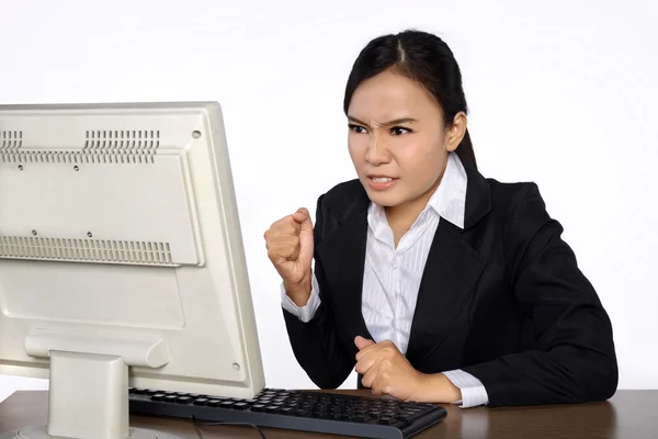 Zakenvrouw is op zoek benadrukt als ze op haar computer werkt — Stockfoto