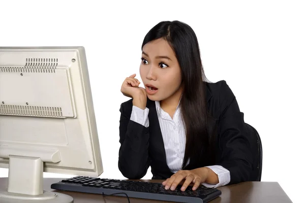 Donna scioccata con computer — Foto Stock