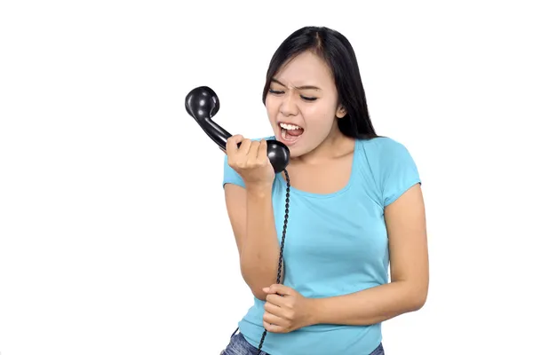 Menina de camisa azul olhar irritado falando no telefone — Fotografia de Stock