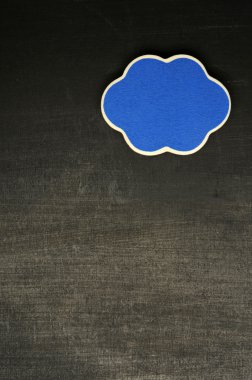 Kara tahta üzerinde bulut şekli işareti