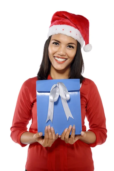 Gyönyörű fiatal nő, a karácsonyi ajándék — Stock Fotó