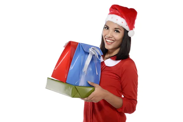 Schöne junge Frau mit Weihnachtsgeschenk — Stockfoto