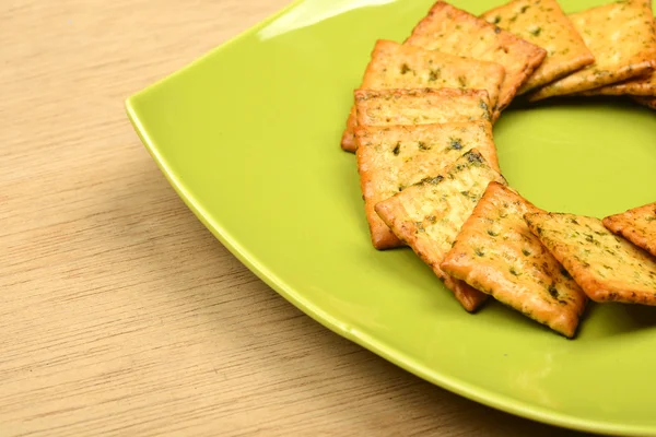 Biscotti sulla ciotola verde — Foto Stock