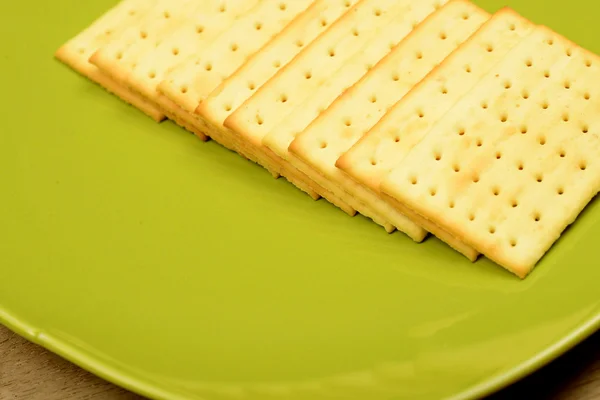 Biscoitos na tigela verde — Fotografia de Stock