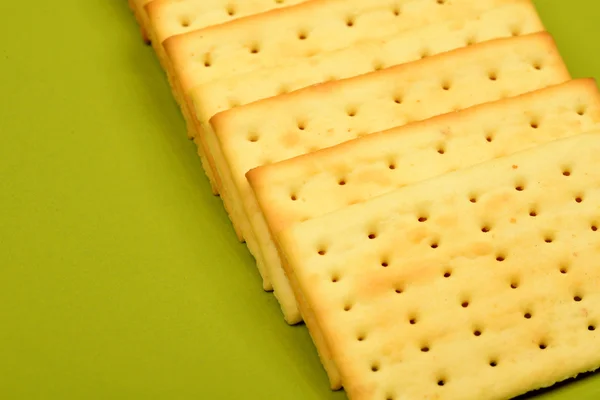 Biscoitos na tigela verde — Fotografia de Stock
