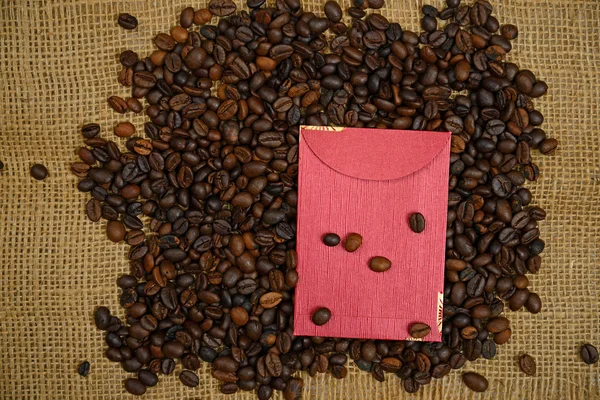 Китаец Анг Пао и кофейная зёрна — стоковое фото