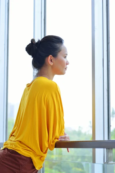 Mujer de negocios mirando fuera — Foto de Stock