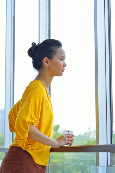 Business Woman Looking Outside — Stock Photo, Image