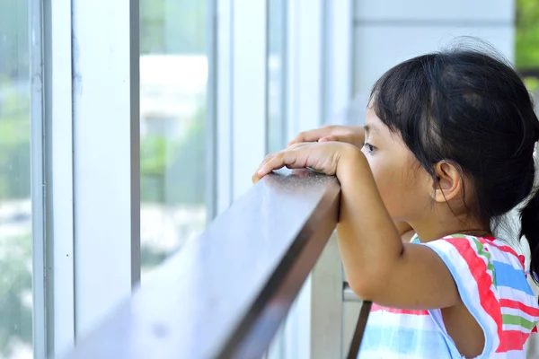 オフィスで彼女の母を待っている女の子 — ストック写真