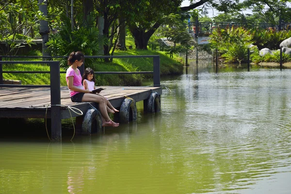 Mère et fille lecture en plein air — Photo