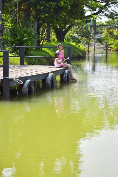 Mère et fille lecture en plein air — Photo