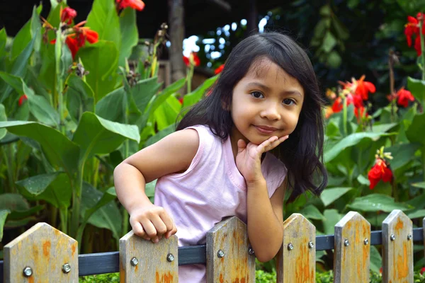 Kleines Mädchen hinter Holzzaun — Stockfoto