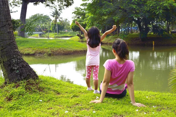 Mother and Daughter Playing Outdoor — стоковое фото