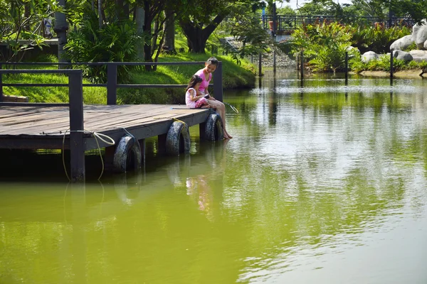 Mother and Daughter Reading Outdoor — стоковое фото