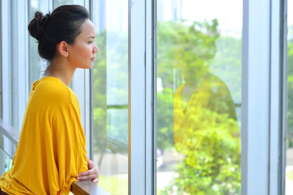 Mujer de negocios mirando fuera —  Fotos de Stock