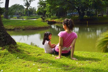 Anne ve kızı açık oynayan