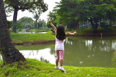 küçük kız arkadan Park