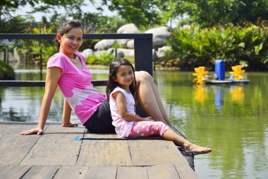 Anne ve kızı açık oynayan