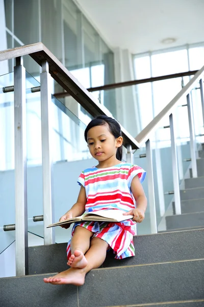 Junges Mädchen liest auf der Treppe — Stockfoto