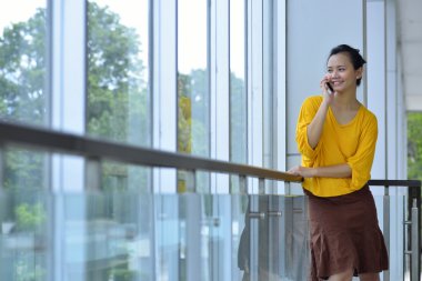 cep telefonu kullanarak iş kadını