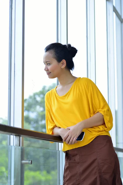 Mujer de negocios usando teléfono celular — Foto de Stock