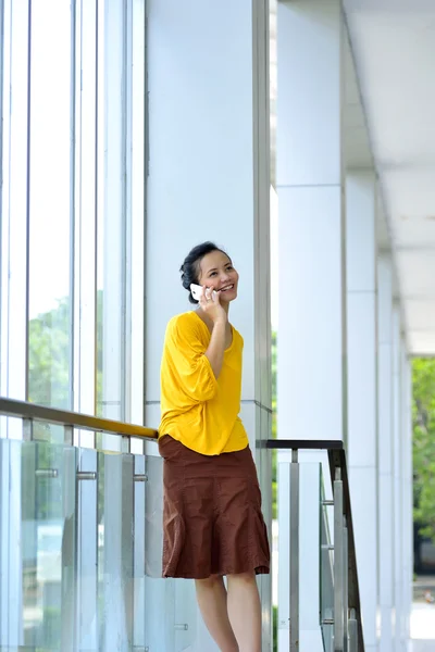 Femme d'affaires utilisant un téléphone portable — Photo