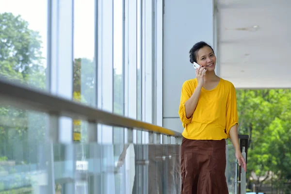 Business Woman Using Cellphone — Stock Photo, Image