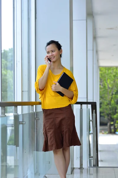 Mulher de negócios usando celular — Fotografia de Stock