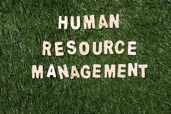 Zarządzanie zasobami ludzkimi drewniany znak na trawie — Zdjęcie stockowe