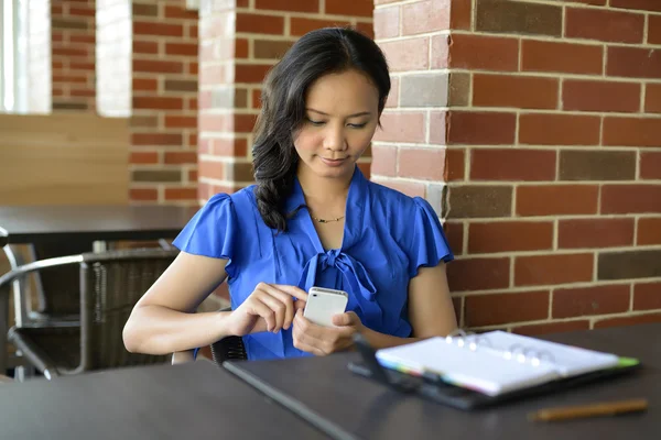 Young female woman holding smartphone — Stock Photo, Image