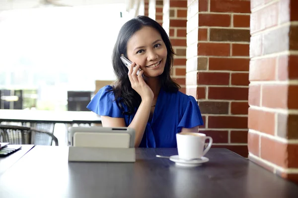 Felice bella donna in Cafe — Foto Stock