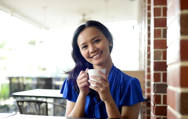 Wanita cantik minum di restoran — Stok Foto