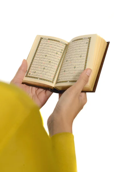 Hidžáb žena čte Korán — Stock fotografie