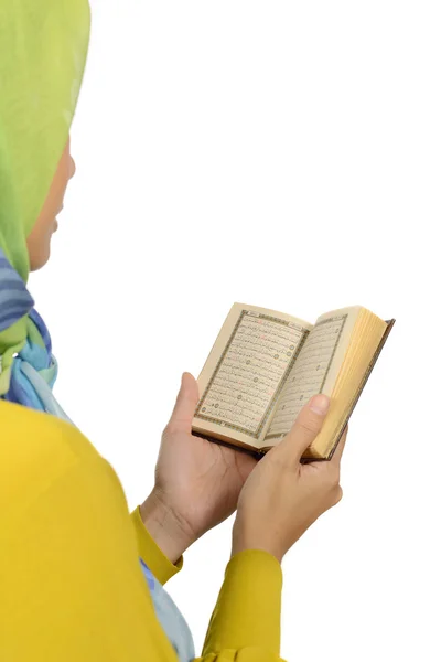 Женщина хиджаба читает Коран — стоковое фото