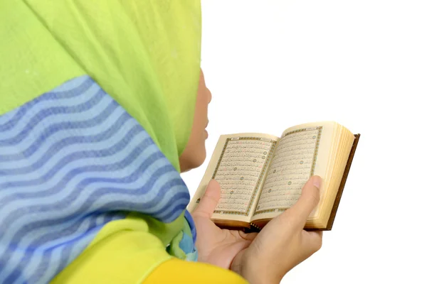 Hijab woman reading koran — Stock Photo, Image